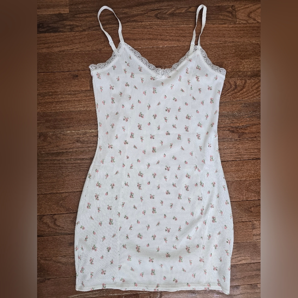H&M Lace-trimmed bodycon dress With Dainty Floral Print
